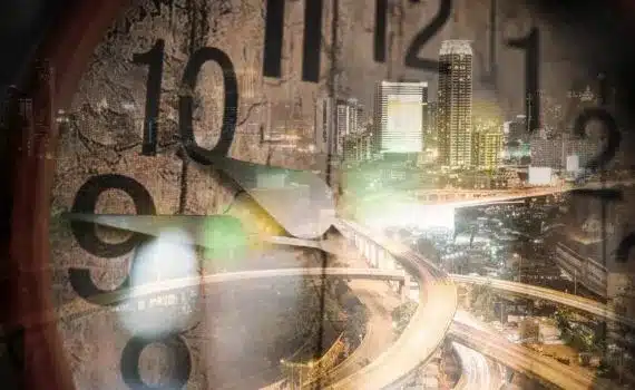 Relógio mostra uma transparência com imagem de cidade por trás usado para descrever o fim do mundo.