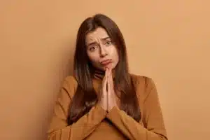 Enquanto busca orientação divina em como orar corretamente, uma mulher reflete com sinceridade, expressando suas dúvidas e anseios em uma oração sincera.